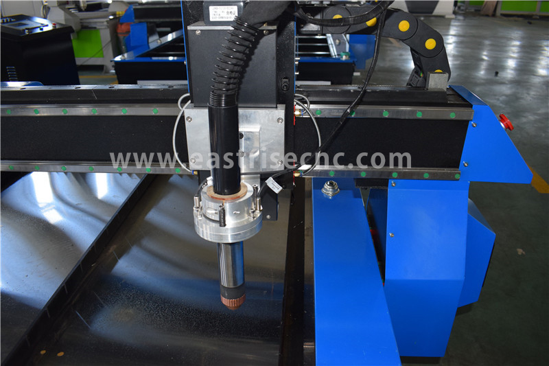 CNC kovový plazmový řezací stroj s vodní nádrží a vodním sprejem