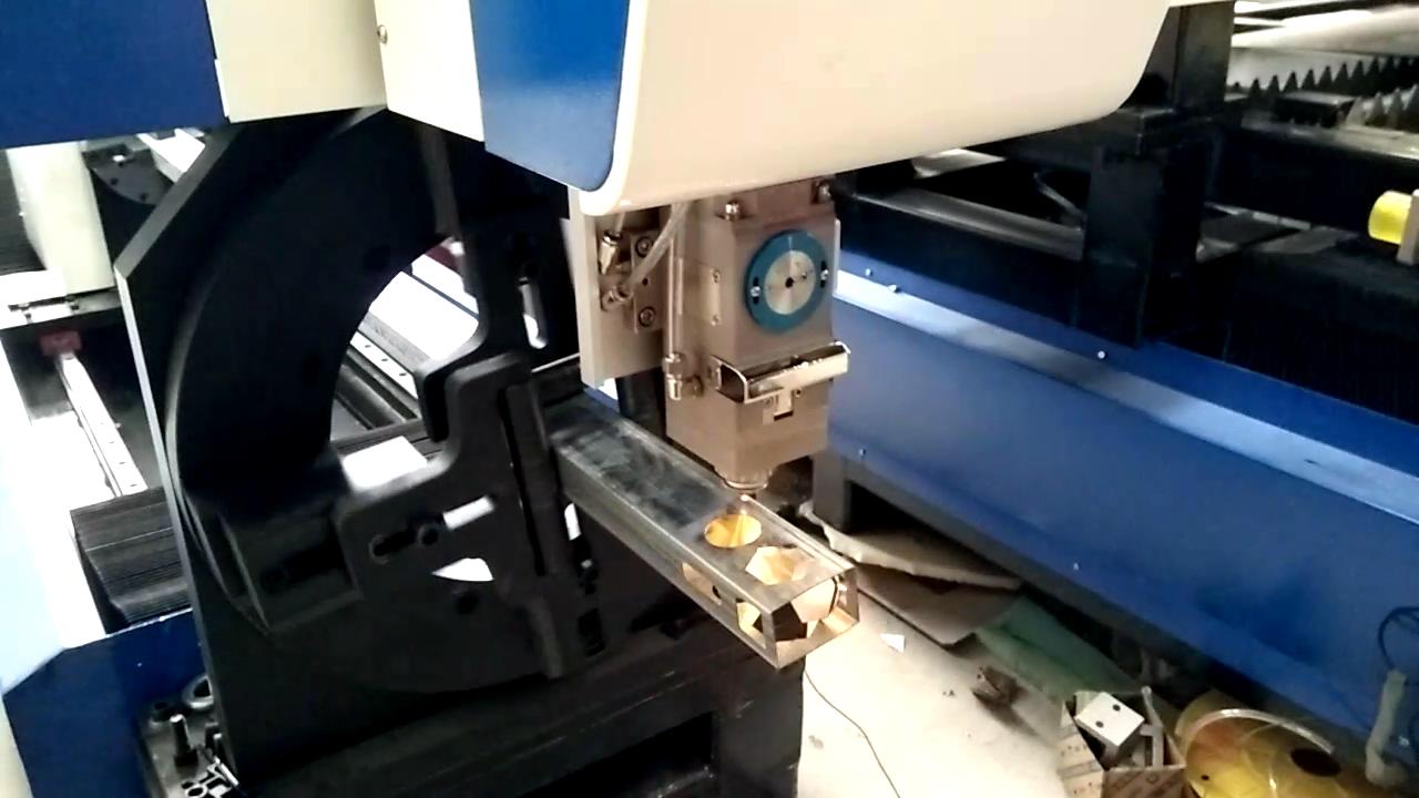 Vláknový laserový řezací stroj pro ploché plechy a kovové trubky/trubky